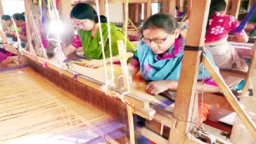 বিপন্নপ্রায় দেশের ঐতিহ্য তাঁতশিল্প