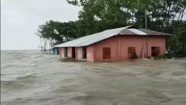 ভেসে গেল ঘর, পানিতে আটকে লক্ষাধিক পরিবার!