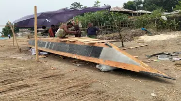 বেড়েছে ব্রহ্মপুত্রের পানি, নৌকা তৈরিতে ব্যস্ত কারিগররা