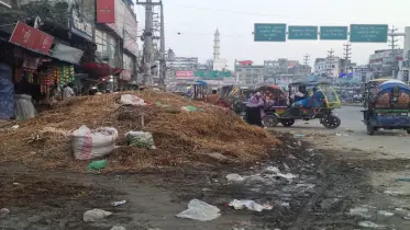 ঈদের তিন দিন পরও ছড়াচ্ছে দুর্গন্ধ