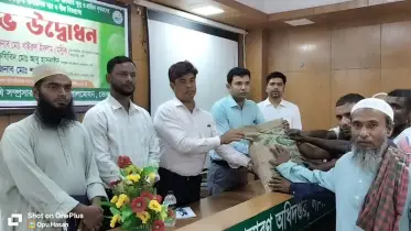 লালমোহনে প্রান্তিক কৃষকদের বিনামূল্যে সার-বীজ বিতরণ 