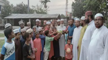 সখিপুর হাফেজি মাদ্রাসার শিক্ষার্থীদের মাঝে ফুটবল বিতরণ