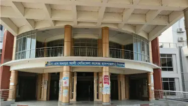 সিরাজগঞ্জ মেডিকেলে রক্তমাখা ব্যান্ডেজ আর দুর্গন্ধে বিপর্যস্ত রোগীরা