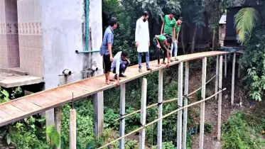 টাঙ্গাইলে স্বেচ্ছাশ্রমে ৬টি কাঠের সেতু তৈরিতে যুবকদের চমক