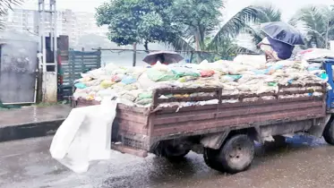 বর্জ্য পরিবহন নাকি দুর্গন্ধ বিতরণ
