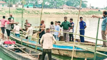 যাদুকাটা বালুমহালে বালু লুট ও পরিবহন বন্ধে বাঁশের ব্যারিকেড 