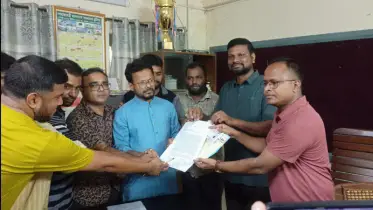 স্থলবন্দরে চাঁদাবাজি বন্ধের দাবিতে ট্রাক মালিকদের স্মারকলিপি