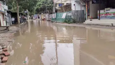 বৃষ্টিতে হাঁটু পানি খানাখন্দে ভরা সড়কে জনদুর্ভোগ