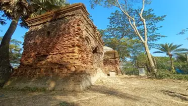 ধ্বংসের পথে ৫০০ বছরের প্রাচীন গুরিন্দা মসজিদ