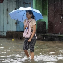 পা ভিজলেই বিপদ! বৃষ্টির পানিতে লুকিয়ে রয়েছে মারাত্মক যে স্বাস্থ্য ঝুঁকি!