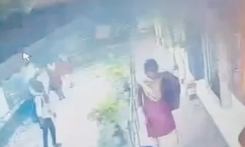 শিক্ষকের অনৈতিক প্রস্তাব, গায়ে আগুন দিলেন ছাত্রী