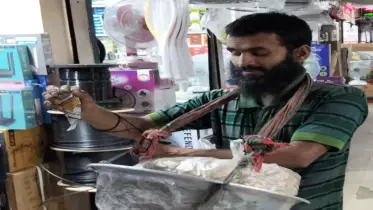 বাদাম বিক্রি করেই সংসার চালান অন্ধ জসিম