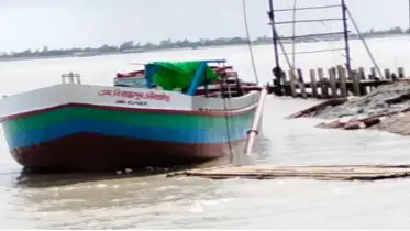 অবৈধ বালি উত্তোলনের অভিযোগে বিএনপি নেতার ২টি বাল্কহেড ড্রেজার জব্দ