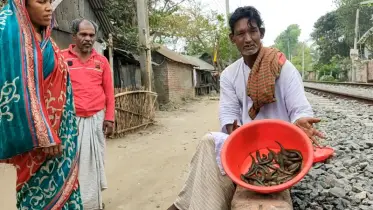 বাপ দাদার স্মৃতি ৪০ বছর ধরে বিক্রি করছেন জোঁকের তেল