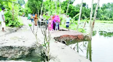 চারঘাটে কালভার্ট ভেঙে ভোগান্তিতে জনগণ 