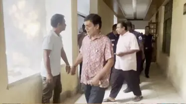 চাঁপাইনবাবগঞ্জে বিআরটিএ অফিসে দুদকের অভিযান 
