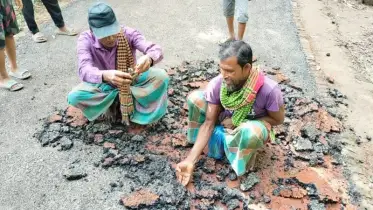 বাকেরগঞ্জে হাত দিয়ে টানলেই উঠছে সড়কের কার্পেটিং, ক্ষুব্ধ এলাকাবাসী