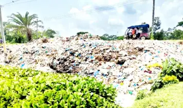 আমতলীতে মহাসড়কের পাশে ময়লার ভাগাড়