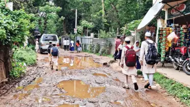 এক সড়কে হাজারো শিক্ষার্থীর ভোগান্তি! 