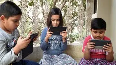 প্রযুক্তির হাতে বন্দি শৈশব