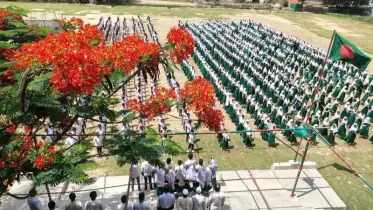 কৃষ্ণচূড়ায় রঙিন কুতুবদিয়ার ধূরুং আর্দশ উচ্চ বিদ্যালয় ক্যাম্পাস