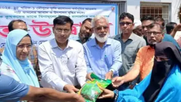 কৃষকদের বিনামূল্যে মুকসুদপুরে বীজ ও রাসায়নিক সার বিতরণ