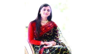 কান উৎসবে বাঙালি সাজে বর্ষা