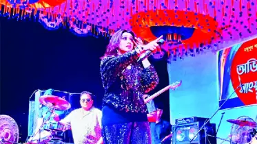 ঈদের পরেই দর্শক মাতালেন ঐশী