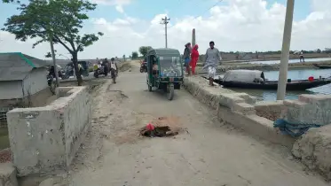 পাইকগাছায় সড়ক ভাঙন! যেকোন মুহূর্তে ঘটতে পারে বড় দুর্ঘটনা!