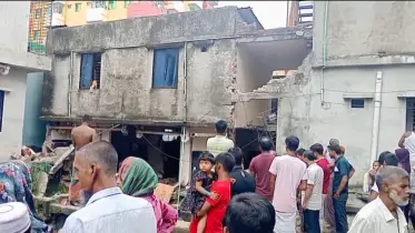 সাভারে গ্যাস বিস্ফোরণে দগ্ধ ৬ জন, ধসে পড়েছে ভবনের দেয়াল