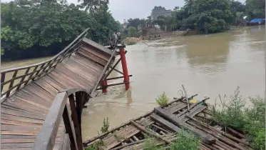 গোমতীর স্রোতে সেতু ভেঙে নদীতে, ভোগান্তিতে ৪৩ গ্রামের মানুষ