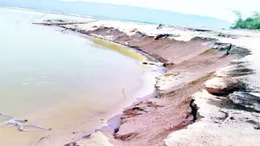 মন্দিরের জায়গা থেকে বালু লুট, ভাঙনের হুমকিতে এলাকা