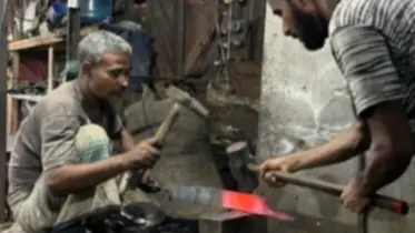 ঈদকে সামনে রেখে টুংটাং শব্দে মুখরিত মানিকগঞ্জের কামারপাড়া