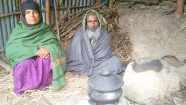 বৃদ্ধ দম্পত্তির ঠাঁই মিলেছে পথের ধারে