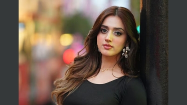 জান্নাত মির্জার হজ যাত্রা, পুরো বিমান ’নিজেদের’ বলেই বিপাকে জান্নাত!