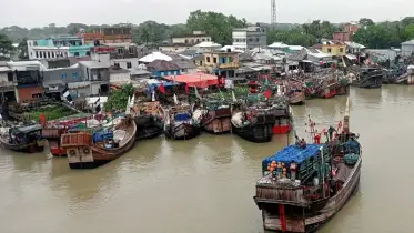 সাগর উত্তাল, ইলিশ ছাড়াই ফিরছে শত শত ট্রলার