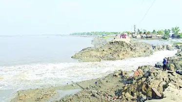 বিধ্বস্ত শতাধিক বাড়ি, প্লাবিত হাজার হাজার বিঘা ঘের