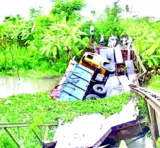 ব্রিজ ভেঙে কয়লা বোঝাই ট্রাক খালে