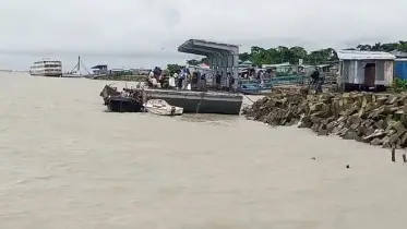 ভোলায় থেমে থেমে বৃষ্টি, লঞ্চ চলাচল বন্ধ, যাত্রীদের ভোগান্তি 