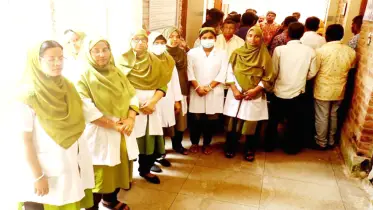 ভোলায় ডাক্তারের ওপর হামলার প্রতিবাদে তত্ত্বাবধায়ক অবরুদ্ধ