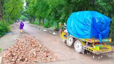 চাঁপাইনবাবগঞ্জে ২.৫ কিলোমিটার সড়কে খোয়া বিছিয়েই লাপাত্তা ঠিকাদার