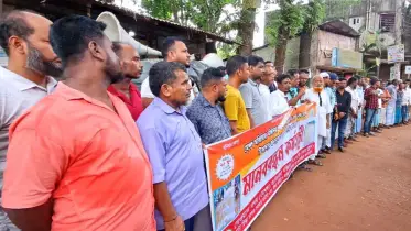 বর্ষায় দুর্ভোগ, সড়ক সংস্কারের দাবিতে হাটহাজারীতে মানববন্ধন