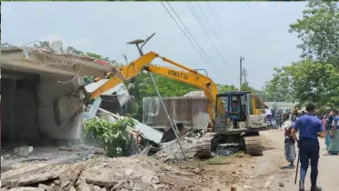 কোটালীপাড়ায় শতাধিক অবৈধ স্থাপনা উচ্ছেদ অভিযান