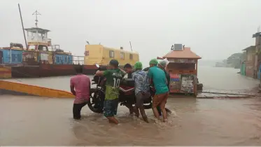 গ্যাংওয়ে তলিয়ে ফেরি বন্ধ, ভোগান্তিতে যাত্রীরা