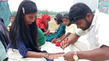 মেহেদি হাতে হাসি ফুটলো চর ঘনেশ্যামপুরের শিশুদের মুখে
