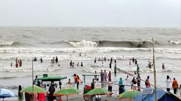 কুয়াকাটায় পর্যটকের ঢল, উত্তাল ঢেউয়ের সঙ্গে করছেন নাচানাচি