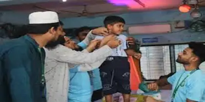 মেহেরপুরে পাঁচ টাকায় পোশাক ও ১০ টাকায় খাদ্য সামগ্রী