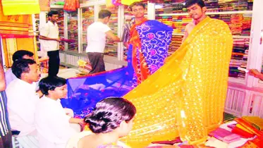 ঈদ বাজারে উপচেপড়া ভিড়