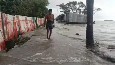 জোয়ার-বৃষ্টিতে ভেসে যাচ্ছে ভোলা, আতঙ্কে জনপদ