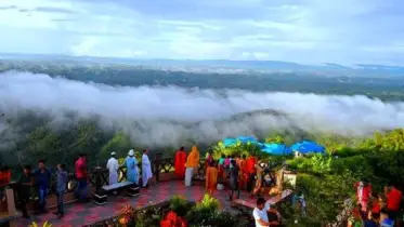 ঈদের টানা ছুটিতে বান্দরবানে পর্যটকের উপচে পড়া ভিড়
